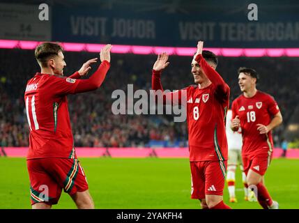 Harry Wilson (Mitte) feiert mit Teamkollege David Brooks (links) das erste Tor ihrer Mannschaft während des B4-Spiels der UEFA Nations League im Cardiff City Stadium. Bilddatum: Montag, 14. Oktober 2024. Stockfoto