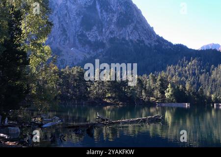 Ein wunderschönes Spiegelbild in Estany de St. Maurici im Nationalpark Aigüestortes in den spanischen Pyrenäen. Stockfoto