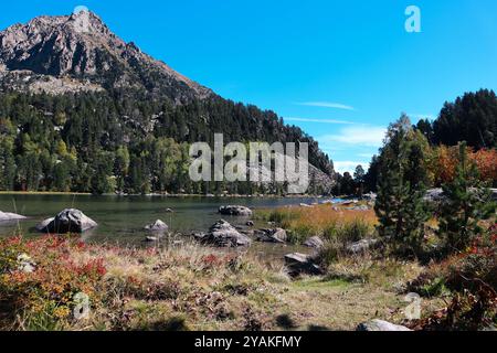 Der Beginn des Herbstes in Estany de Ratera im Nationalpark Aigüestortes in den spanischen Pyrenäen. Stockfoto