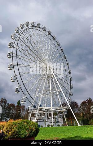 Ein Riesenrad neben dem Mineralquellsee, Vrnjačka Banja, Serbien. Stockfoto