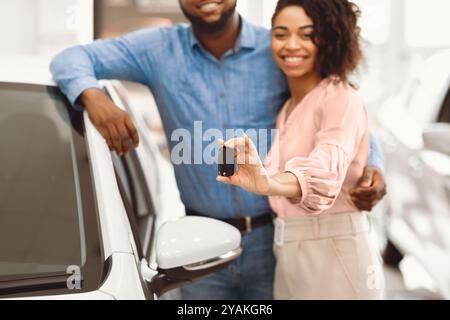 Paare, Die Neue Automatische Schlüsselstellung Im Händlerbetrieb Anzeigen, Zugeschnitten Stockfoto