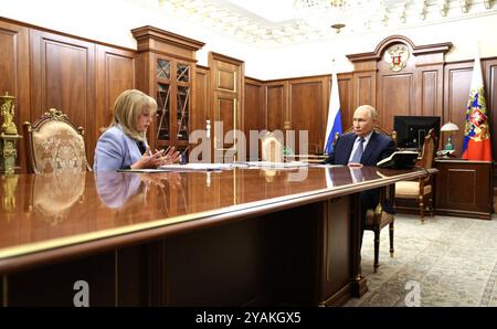 Moskau, Russland. Oktober 2024. Der russische Präsident Wladimir Putin, rechts, hält am 14. Oktober 2024 in Moskau ein persönliches Treffen mit der Vorsitzenden der Zentralen Wahlkommission Ella Pamfilova im Kreml ab. Quelle: Mikhail Metzel/Kreml Pool/Alamy Live News Stockfoto