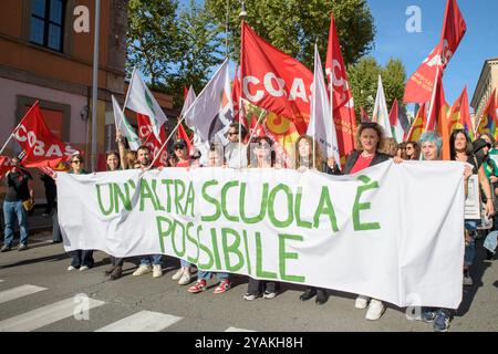 Rom, Italien. Oktober 2024. Marschierende Demonstranten tragen ein Banner mit dem Slogan "eine andere Schule ist möglich" während des Protests prekärer Lehrer, der von der Bewegung "Bildung ohne Preis" in Rom organisiert wird. Prekäre Lehrer und Studenten aus vielen Teilen Italiens nahmen an der Protestdemonstration "˜eine weitere Schule ist möglich" Teil, die von der Bewegung "˜Bildung ohne Preis" organisiert wurde, die einige Bewegungen prekärer Lehrer, Studenten und linker politischer Bewegungen und der Volksgewerkschaften als Protagonisten betrachtet. Quelle: ZUMA Press, Inc./Alamy Live News Stockfoto