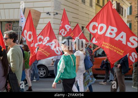 Rom, Italien. Oktober 2024. Die Demonstranten tragen die Fahnen der COBAS union während des Protests prekärer Lehrer, der von der Bewegung "Bildung ohne Preis" in Rom organisiert wird. Prekäre Lehrer und Studenten aus vielen Teilen Italiens nahmen an der Protestdemonstration "˜eine weitere Schule ist möglich" Teil, die von der Bewegung "˜Bildung ohne Preis" organisiert wurde, die einige Bewegungen prekärer Lehrer, Studenten und linker politischer Bewegungen und der Volksgewerkschaften als Protagonisten betrachtet. Quelle: ZUMA Press, Inc./Alamy Live News Stockfoto