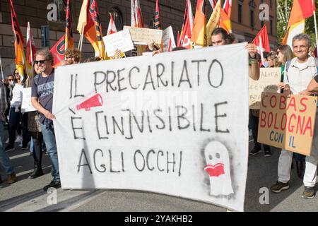 Rom, Italien. Oktober 2024. Marschierende Demonstranten tragen ein Banner mit dem Slogan "Prekarität ist für die Augen unsichtbar" während des Protests prekärer Lehrer, der von der Bewegung "Bildung ohne Preis" in Rom organisiert wird. Prekäre Lehrer und Studenten aus vielen Teilen Italiens nahmen an der Protestdemonstration "˜eine weitere Schule ist möglich" Teil, die von der Bewegung "˜Bildung ohne Preis" organisiert wurde, die einige Bewegungen prekärer Lehrer, Studenten und linker politischer Bewegungen und der Volksgewerkschaften als Protagonisten betrachtet. Quelle: ZUMA Press, Inc./Alamy Live News Stockfoto