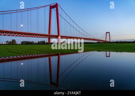 Die Rheinbrücke Emmerich, Bundesstraße B220, Abendlicht, mit 803 m die längste Hängebrücke Deutschlands kurz vor der Niederländischen Grenze, Rheinkilometer 853,2 sie ist die nördlichste deutsche Rheinbrücke, NRW, Deutschland Rheinbrücke Emmerich *** die Rheinbrücke Emmerich, Bundesstraße B220, Abendlicht, mit 803 m die längste Hängebrücke Deutschlands kurz vor der niederländischen Grenze, Rheinkilometer 853,2 es ist die nördlichste deutsche Rheinbrücke, NRW, Rheinbrücke Emmerich Stockfoto