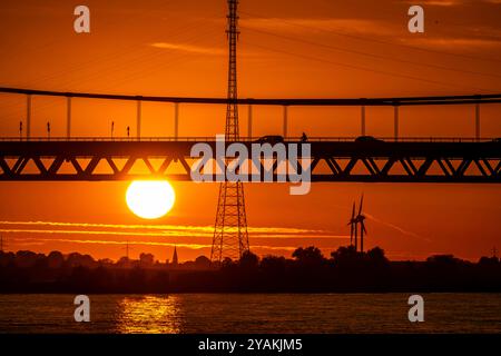 Verkehr auf der Rheinbrücke Emmerich, Bundesstraße B220, Abendlicht, mit 803 m die längste Hängebrücke Deutschlands kurz vor der Niederländischen Grenze, Rheinkilometer 853,2 sie ist die nördlichste deutsche Rheinbrücke, NRW, Deutschland Rheinbrücke Emmerich *** Verkehr auf der Rheinbrücke Emmerich, Bundesstraße B220, Abendlicht, mit 803 m die längste Hängebrücke Deutschlands kurz vor der niederländischen Grenze, Rheinkilometer 853,2 es ist die nördlichste deutsche Rheinbrücke Emmerich Stockfoto