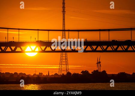 Verkehr auf der Rheinbrücke Emmerich, Bundesstraße B220, Abendlicht, mit 803 m die längste Hängebrücke Deutschlands kurz vor der Niederländischen Grenze, Rheinkilometer 853,2 sie ist die nördlichste deutsche Rheinbrücke, NRW, Deutschland Rheinbrücke Emmerich *** Verkehr auf der Rheinbrücke Emmerich, Bundesstraße B220, Abendlicht, mit 803 m die längste Hängebrücke Deutschlands kurz vor der niederländischen Grenze, Rheinkilometer 853,2 es ist die nördlichste deutsche Rheinbrücke Emmerich Stockfoto