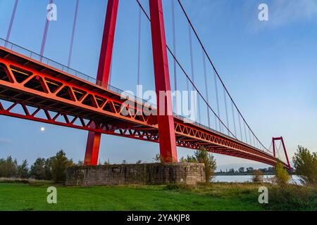 Die Rheinbrücke Emmerich, Bundesstraße B220, Abendlicht, mit 803 m die längste Hängebrücke Deutschlands kurz vor der Niederländischen Grenze, Rheinkilometer 853,2 sie ist die nördlichste deutsche Rheinbrücke, NRW, Deutschland Rheinbrücke Emmerich *** die Rheinbrücke Emmerich, Bundesstraße B220, Abendlicht, mit 803 m die längste Hängebrücke Deutschlands kurz vor der niederländischen Grenze, Rheinkilometer 853,2 es ist die nördlichste deutsche Rheinbrücke, NRW, Rheinbrücke Emmerich Stockfoto