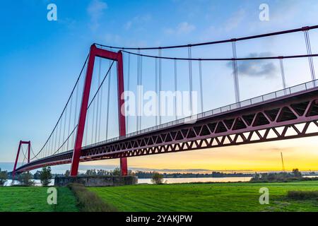 Die Rheinbrücke Emmerich, Bundesstraße B220, Abendlicht, mit 803 m die längste Hängebrücke Deutschlands kurz vor der Niederländischen Grenze, Rheinkilometer 853,2 sie ist die nördlichste deutsche Rheinbrücke, NRW, Deutschland Rheinbrücke Emmerich *** die Rheinbrücke Emmerich, Bundesstraße B220, Abendlicht, mit 803 m die längste Hängebrücke Deutschlands kurz vor der niederländischen Grenze, Rheinkilometer 853,2 es ist die nördlichste deutsche Rheinbrücke, NRW, Rheinbrücke Emmerich Stockfoto