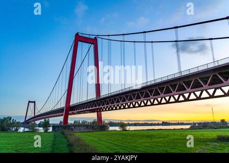 Die Rheinbrücke Emmerich, Bundesstraße B220, Abendlicht, mit 803 m die längste Hängebrücke Deutschlands kurz vor der Niederländischen Grenze, Rheinkilometer 853,2 sie ist die nördlichste deutsche Rheinbrücke, NRW, Deutschland Rheinbrücke Emmerich *** die Rheinbrücke Emmerich, Bundesstraße B220, Abendlicht, mit 803 m die längste Hängebrücke Deutschlands kurz vor der niederländischen Grenze, Rheinkilometer 853,2 es ist die nördlichste deutsche Rheinbrücke, NRW, Rheinbrücke Emmerich Stockfoto