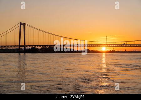 Die Rheinbrücke Emmerich, Bundesstraße B220, Abendlicht, mit 803 m die längste Hängebrücke Deutschlands kurz vor der Niederländischen Grenze, Rheinkilometer 853,2 sie ist die nördlichste deutsche Rheinbrücke, NRW, Deutschland Rheinbrücke Emmerich *** die Rheinbrücke Emmerich, Bundesstraße B220, Abendlicht, mit 803 m die längste Hängebrücke Deutschlands kurz vor der niederländischen Grenze, Rheinkilometer 853,2 es ist die nördlichste deutsche Rheinbrücke, NRW, Rheinbrücke Emmerich Stockfoto