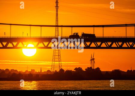 Verkehr auf der Rheinbrücke Emmerich, Bundesstraße B220, Abendlicht, mit 803 m die längste Hängebrücke Deutschlands kurz vor der Niederländischen Grenze, Rheinkilometer 853,2 sie ist die nördlichste deutsche Rheinbrücke, NRW, Deutschland Rheinbrücke Emmerich *** Verkehr auf der Rheinbrücke Emmerich, Bundesstraße B220, Abendlicht, mit 803 m die längste Hängebrücke Deutschlands kurz vor der niederländischen Grenze, Rheinkilometer 853,2 es ist die nördlichste deutsche Rheinbrücke Emmerich Stockfoto