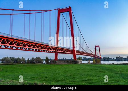 Die Rheinbrücke Emmerich, Bundesstraße B220, Abendlicht, mit 803 m die längste Hängebrücke Deutschlands kurz vor der Niederländischen Grenze, Rheinkilometer 853,2 sie ist die nördlichste deutsche Rheinbrücke, NRW, Deutschland Rheinbrücke Emmerich *** die Rheinbrücke Emmerich, Bundesstraße B220, Abendlicht, mit 803 m die längste Hängebrücke Deutschlands kurz vor der niederländischen Grenze, Rheinkilometer 853,2 es ist die nördlichste deutsche Rheinbrücke, NRW, Rheinbrücke Emmerich Stockfoto