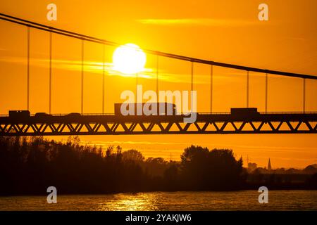 Verkehr auf der Rheinbrücke Emmerich, Bundesstraße B220, Abendlicht, mit 803 m die längste Hängebrücke Deutschlands kurz vor der Niederländischen Grenze, Rheinkilometer 853,2 sie ist die nördlichste deutsche Rheinbrücke, NRW, Deutschland Rheinbrücke Emmerich *** Verkehr auf der Rheinbrücke Emmerich, Bundesstraße B220, Abendlicht, mit 803 m die längste Hängebrücke Deutschlands kurz vor der niederländischen Grenze, Rheinkilometer 853,2 es ist die nördlichste deutsche Rheinbrücke Emmerich Stockfoto