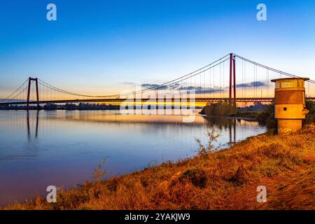 Die Rheinbrücke Emmerich, Bundesstraße B220, Abendlicht, mit 803 m die längste Hängebrücke Deutschlands kurz vor der Niederländischen Grenze, Rheinkilometer 853,2 sie ist die nördlichste deutsche Rheinbrücke, NRW, Deutschland Rheinbrücke Emmerich *** die Rheinbrücke Emmerich, Bundesstraße B220, Abendlicht, mit 803 m die längste Hängebrücke Deutschlands kurz vor der niederländischen Grenze, Rheinkilometer 853,2 es ist die nördlichste deutsche Rheinbrücke, NRW, Rheinbrücke Emmerich Stockfoto