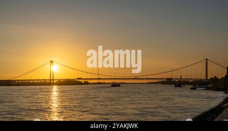 Die Rheinbrücke Emmerich, Bundesstraße B220, Abendlicht, mit 803 m die längste Hängebrücke Deutschlands kurz vor der Niederländischen Grenze, Rheinkilometer 853,2 sie ist die nördlichste deutsche Rheinbrücke, NRW, Deutschland Rheinbrücke Emmerich *** die Rheinbrücke Emmerich, Bundesstraße B220, Abendlicht, mit 803 m die längste Hängebrücke Deutschlands kurz vor der niederländischen Grenze, Rheinkilometer 853,2 es ist die nördlichste deutsche Rheinbrücke, NRW, Rheinbrücke Emmerich Stockfoto