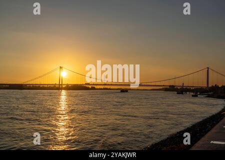 Die Rheinbrücke Emmerich, Bundesstraße B220, Abendlicht, mit 803 m die längste Hängebrücke Deutschlands kurz vor der Niederländischen Grenze, Rheinkilometer 853,2 sie ist die nördlichste deutsche Rheinbrücke, NRW, Deutschland Rheinbrücke Emmerich *** die Rheinbrücke Emmerich, Bundesstraße B220, Abendlicht, mit 803 m die längste Hängebrücke Deutschlands kurz vor der niederländischen Grenze, Rheinkilometer 853,2 es ist die nördlichste deutsche Rheinbrücke, NRW, Rheinbrücke Emmerich Stockfoto