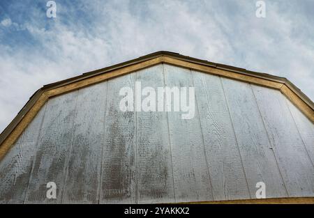Flacher Blick auf die Dachlinie des alten Holzschuppen Stockfoto