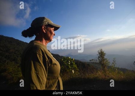 Frau genießt einen wunderschönen Sonnenuntergang in Sierra Nevada de Santa Marta, Kolumbien Stockfoto