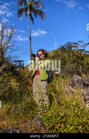 Fotografin in den Bergen der Sierra Nevada de Santa Marta, Kolumbien Stockfoto