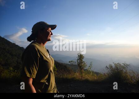 Frau genießt einen wunderschönen Sonnenuntergang in Sierra Nevada de Santa Marta, Kolumbien Stockfoto