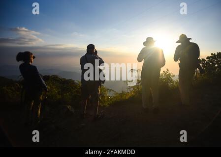 Wanderer genießen einen wunderschönen Sonnenuntergang in Sierra Nevada de Santa Marta, Kolumbien Stockfoto