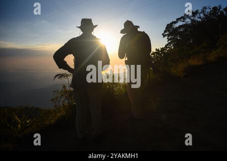 Wanderer genießen einen wunderschönen Sonnenuntergang in Sierra Nevada de Santa Marta, Kolumbien Stockfoto