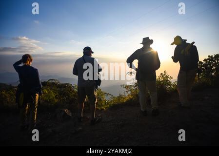 Wanderer genießen einen wunderschönen Sonnenuntergang in Sierra Nevada de Santa Marta, Kolumbien Stockfoto