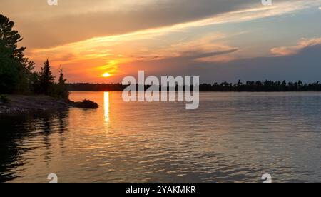 Sonnenuntergang über Wasser in den Northwoods. Lake Superior auf der oberen Halbinsel von Michigan. Kopieren Sie ggf. Speicherplatz. Die Konzepte könnten Natur, Reisen, Tour umfassen Stockfoto