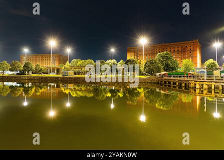 Zwei der riesigen Tabaklager, die in der edwardianischen Ära in bristol in der Nähe der Docks gebaut wurden. Stockfoto