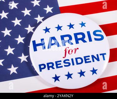 London, Großbritannien - 30. September 2024: Ein Harris for President Pin-Abzeichen, abgebildet auf der US-Flagge. Die US-Präsidentschaftswahl findet am 5. November 2024 statt Stockfoto