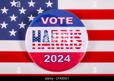 London, Großbritannien - 30. September 2024: Ein Harris 2024 Pin-Abzeichen, abgebildet auf der USA-Flagge. Die US-Präsidentschaftswahl findet am 5. November 2024 statt. Stockfoto