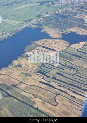 Luftaufnahme aus einem Flugzeug auf typisch niederländischer Landschaft (Niederlande) unter Meeresspiegel: Polder Stockfoto