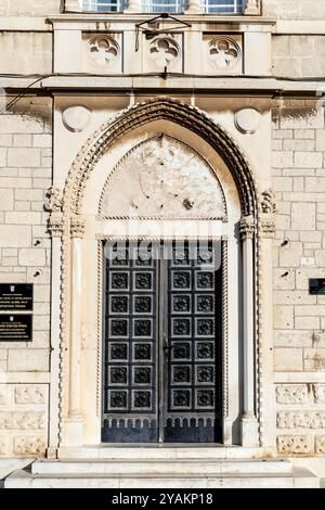 Verzierte Tür der kroatischen Arbeitsverwaltung (Obala bana Berislavića 1), Trogir, Kroatien Stockfoto