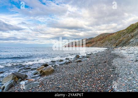 Der Cabot Trail ist eine der beliebtesten Touristenattraktionen auf der Kapbretoninsel Nova Scotia, besonders im Herbst, wenn das bunte Laub auf seinem Höhepunkt steht. Stockfoto