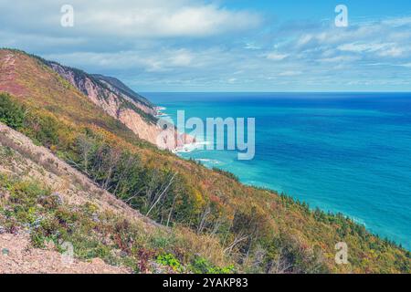 Blick auf die hoch aufragenden Klippen und den Atlantischen Ozean von hoch oben auf dem Cabot Trail Cape Breton Island. Stockfoto