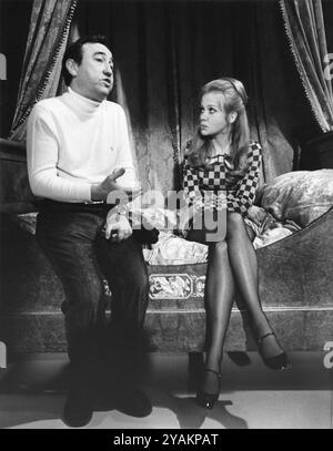 HAL E. CHESTER und HAYLEY MILLS am Set von TAKE A GIRL LIKE YOU 1970 Regisseur JONATHAN MILLER Roman KINGSLEY AMIS Gardrobe BRIDGET SELLERS Produzent HAL E. CHESTER Albion Film Corp./ Columbia Pictures Stockfoto