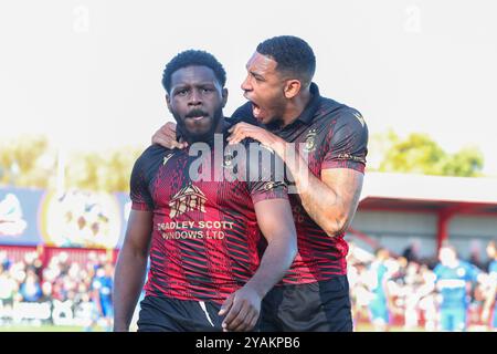 Nathan Tshikuna (L) feiert sein sideÕs erstes Tor des Spiels während des FA Cup-Spiels zwischen Tamworth FC und Macclesfield Stockfoto