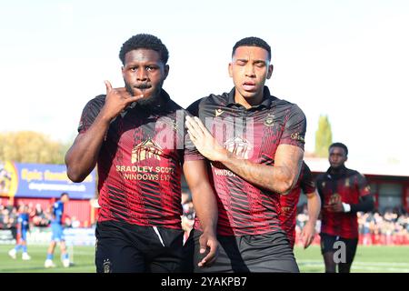 Nathan Tshikuna (L) feiert sein sideÕs erstes Tor des Spiels während des FA Cup-Spiels zwischen Tamworth FC und Macclesfield Stockfoto