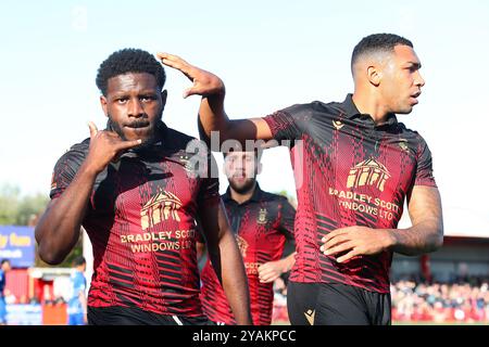 Nathan Tshikuna (L) feiert sein sideÕs erstes Tor des Spiels während des FA Cup-Spiels zwischen Tamworth FC und Macclesfield Stockfoto