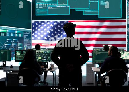 Amerikanisches Militärpersonal, das Serverschutz und geheime Informationen sicherstellt, Staatsgeheimnisse in High-Tech-Agenturbüros schützt. Der Armeesoldat überwacht die Hacker-Aktivitäten. Stockfoto