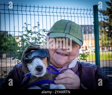 The Distinguished Gentleman's Ride (DGR) 2024. Die Reiterin passt Deerstalkers zu ihrem Jack Russell Stockfoto