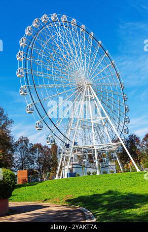 Ein Riesenrad neben dem Mineralquellsee, Vrnjačka Banja, Serbien. Stockfoto