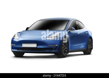 Moskau, Russland - 19. August 2024: Vorderansicht und linke Seitenansicht eines blauen Tesla Model 3, fotografiert vor weißem Hintergrund, mit elegantem und modernem Design Stockfoto