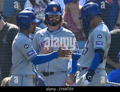 Los Angeles, Usa. Oktober 2024. New York Mets Mark Vientos (27) feiert gemeinsam mit seinen Teamkollegen, nachdem er am Montag, den 14. Oktober 2024, im zweiten Inning des MLB NLCS im Dodger Stadium in Los Angeles einen Grand Slam Home Run gegen die Los Angeles Dodgers geschlagen hat. Foto: Jim Ruymen/UPI. Quelle: UPI/Alamy Live News Stockfoto