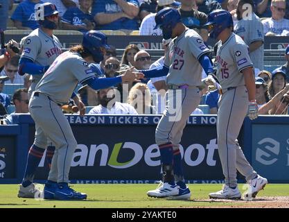 Los Angeles, Usa. Oktober 2024. New York Mets Mark Vientos (27) feiert gemeinsam mit seinen Teamkollegen, nachdem er am Montag, den 14. Oktober 2024, im zweiten Inning des MLB NLCS im Dodger Stadium in Los Angeles einen Grand Slam Home Run gegen die Los Angeles Dodgers geschlagen hat. Foto: Jim Ruymen/UPI. Quelle: UPI/Alamy Live News Stockfoto