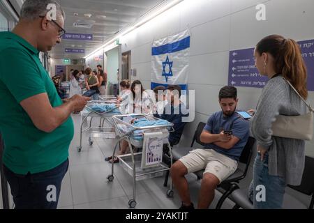 Tel Aviv, Israel. Oktober 2024. Israelis kümmern sich um Säuglinge in einem Korridor der Geburtshilfe in einem großen Krankenhaus in Tel Aviv während einer roten Alarmsirene am 14. Oktober 2024. Der Alarm benachrichtigte neue Mütter und ihre Ehemänner über einen Raketenangriff auf Tel Aviv und die umliegenden Gebiete von Hisbollah-Truppen im Libanon. Foto von Jim Hollander/UPI Credit: UPI/Alamy Live News Stockfoto