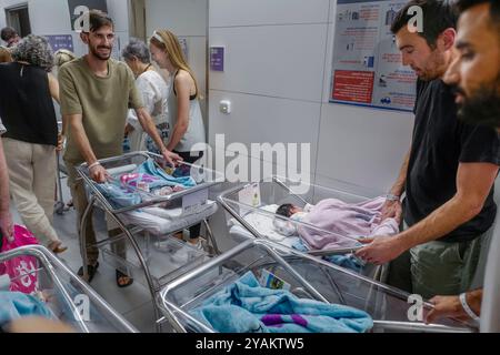 Tel Aviv, Israel. Oktober 2024. Israelis kümmern sich um Säuglinge in einem Korridor der Geburtshilfe in einem großen Krankenhaus in Tel Aviv während einer roten Alarmsirene am 14. Oktober 2024. Der Alarm benachrichtigte neue Mütter und ihre Ehemänner über einen Raketenangriff auf Tel Aviv und die umliegenden Gebiete von Hisbollah-Truppen im Libanon. Foto von Jim Hollander/UPI Credit: UPI/Alamy Live News Stockfoto