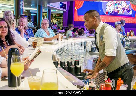 Triest Italien, Norwegian Cruise Line NCL Fluchtschiff, 10-tägige Mittelmeer-Adria Reiseroute, an Bord Innenraum, Mitarbeiter der Crew, Bla Stockfoto